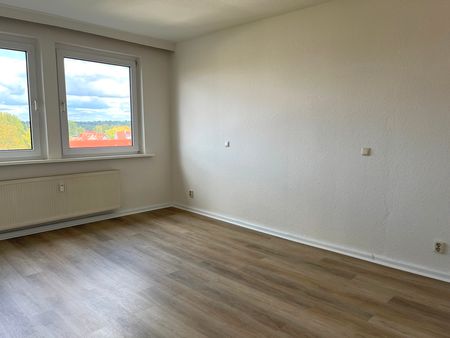 Lichtdurchflutete Dachgeschosswohnung mit Heidensee-Blick und neuer Einbauküche in 19055 Schwerin - Photo 2