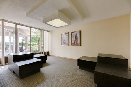 Spacious 2 Bedroom in Central Brampton - Photo 3