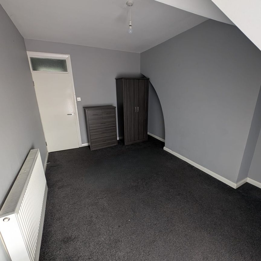1 Bed Flat, Irvine Terrace, CH62 - Photo 1