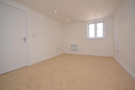 2 bedroom Flat To Let - Photo 3