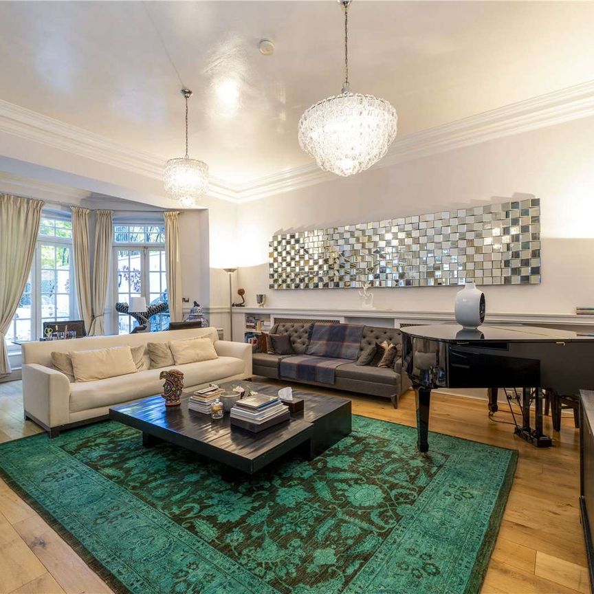 Elegant Grade II Listed Georgian Townhouse with Private Garden Access - Photo 1