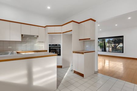 114 Barry Street, Reservoir VIC 3073 - House For Rent | Domain - Photo 5