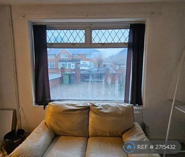 4 bedroom semi-detached house to rent - Photo 3