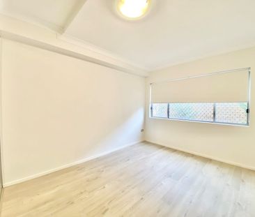 Refreshed Courtyard-style 2 bed apartment in peaceful location! - Photo 4