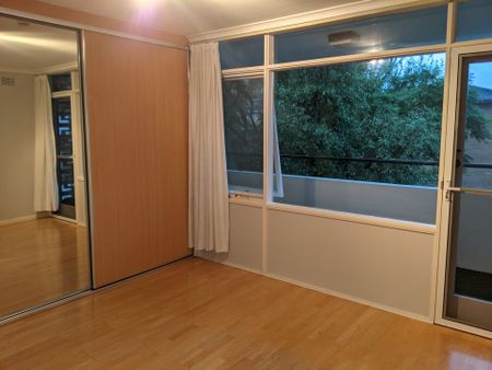 Top-Floor Apartment in Boutique Block – Peaceful Rainforest-Like Outlook - Photo 2