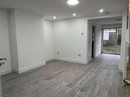 Shepherds Close, Romford, RM6 - Photo 1