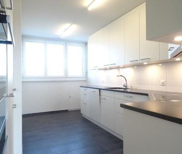 Moderne 4.5-ZW à 119m2 im DG mit Terrasse - Photo 4