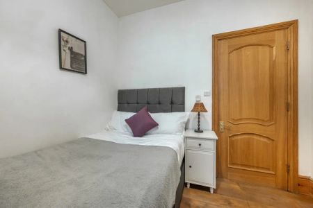 3 bedroom flat in London - Photo 4