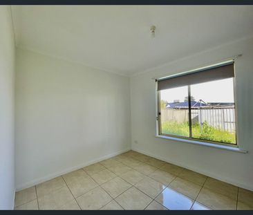 4 Bedrooms, 2 Bathrooms, and 2 Parking Spaces - Photo 5