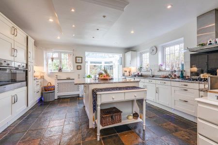 5 bedroom detached bungalow to rent - Photo 4