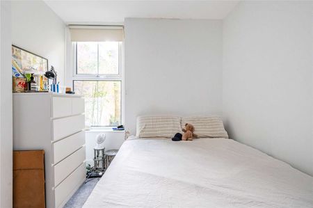 A good size one bedroom in a red brick mansion block with a private garden. - Photo 5