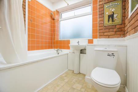 3 bedroom flat to rent - Photo 2