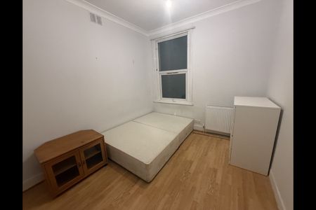 3 Bed Semi-Detached House, Whitehorse Road, CR0 - Photo 2