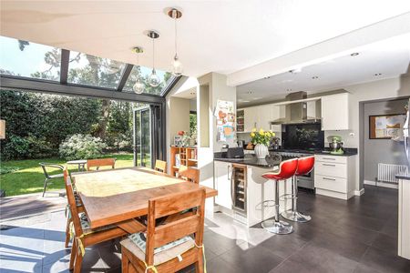 4 bedroom House in Croft Road, Wokingham - Photo 5
