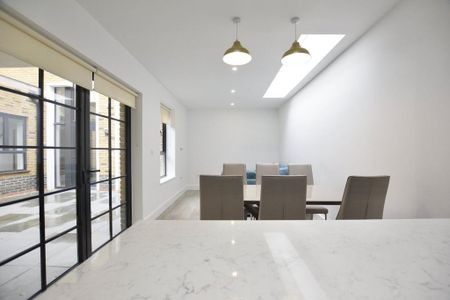 3 bedroom flat to rent - Photo 3