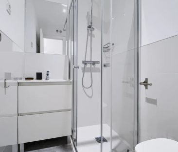 Room in a shared 10-bedroom apartment for rent in Sol. - Foto 6