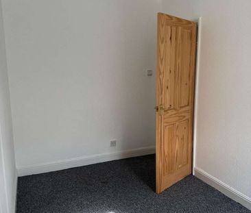 We are delighted to present this charming three-bedroom semi-detach... - Photo 3