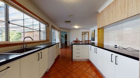 1 Cunneen Crescent Berwick VIC - Photo 3