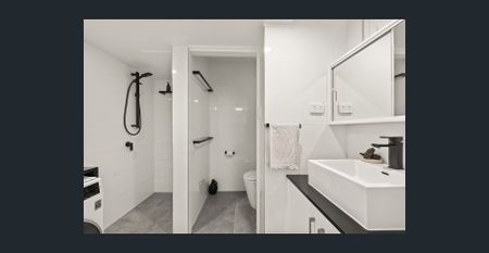 Luxury Beachfront Living in Burleigh Heads - Fully Furnished - Photo 4