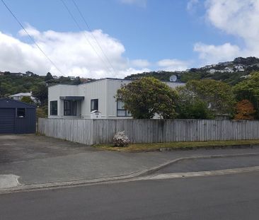 2 Bedroom Sunny Art Deco Style in Paparangi - Photo 4