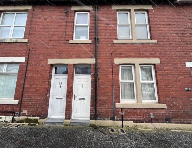 3 bedroom flat to rent - Photo 1