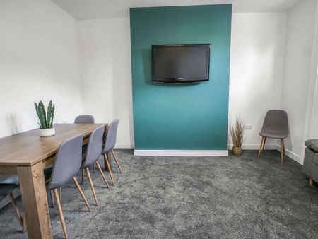 Beautifully Presented 6 bedroomed property Room 2 - Photo 4