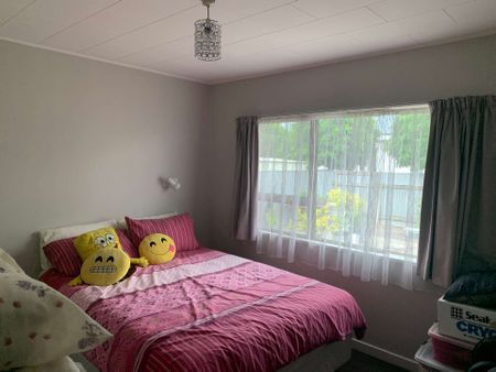 Spacious 2/3 Bed Home - Photo 2