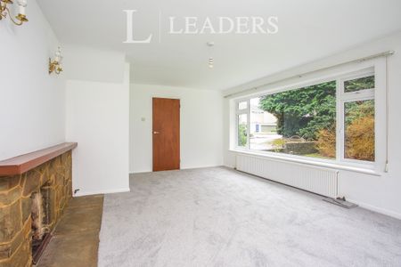4 bedroom house to rent Grange Park, Woking, GU21 - Photo 2