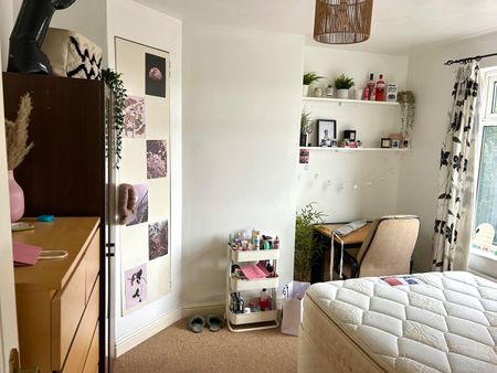 4 Bed Terraced House, Enfield Road, BS16 - Photo 2