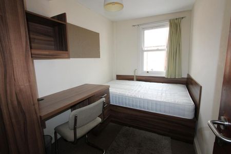4 bedroom flat to rent - Photo 2