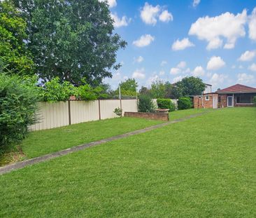 Newly refreshed three bedroom home offers a lifestyle of convenienc... - Photo 4