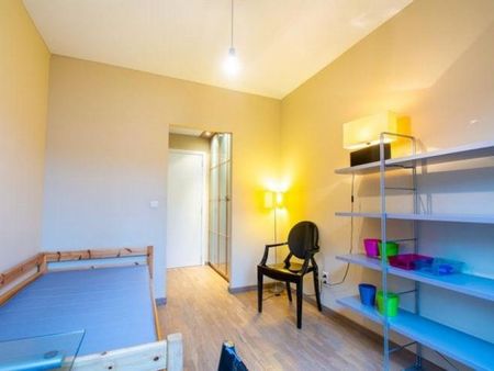 ETTERBEEK : APPARTEMENT MEUBLE 2 CHAMBRES + TERRASSE + POSS PKG - Etterbeek - Photo 2