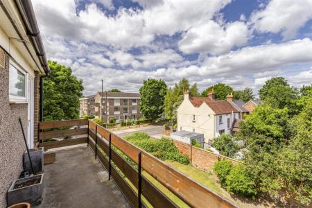 New Court, Addlestone, Surrey, KT15 - Photo 4