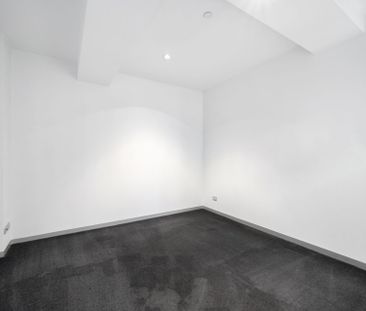 Funky Chevron Living – Stylish Two Bedroom Apartment - Photo 4