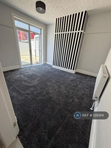 4 bedroom semi-detached house to rent - Photo 4