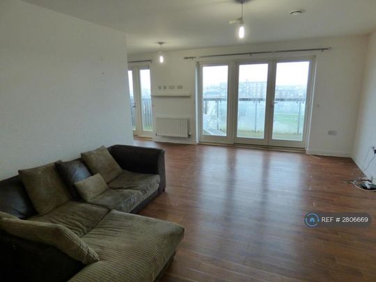 3 bedroom flat to rent - Photo 1