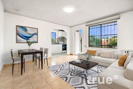 LIGHT FILLED APARTMENT IN IDEAL LOCATION - Photo 4