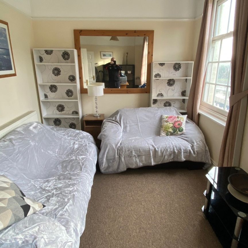 2 Bed Flat, Hotwell Road, BS8 - Photo 1