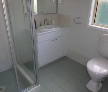 Beautifully Maintained 4-Bedroom Brick Home in Quiet Cul-de-Sac - Photo 4