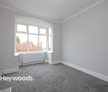 3 bed town house to rent in Westwood Road, Newcastle-under-Lyme, St... - Photo 2