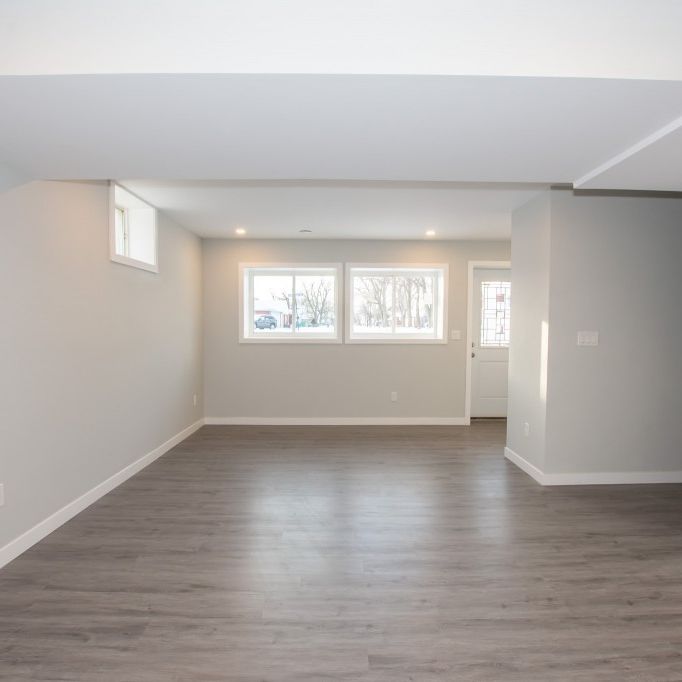 **STUNNING** 2 Bedroom Unit in Welland!! - Photo 1