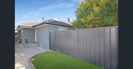 Renovated Open Plan Unit With Courtyard - Photo 5