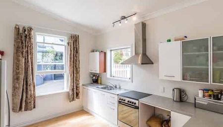 Practical living with plenty of natural light - Photo 4