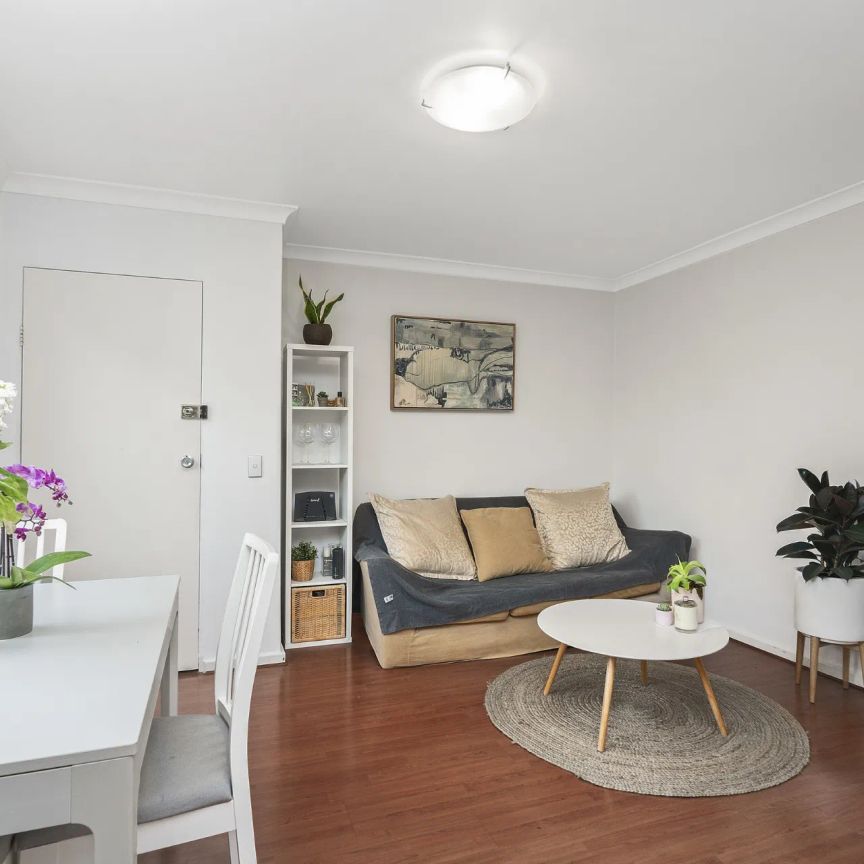 Light-Filled Apartment in Prime Thornbury Location - Photo 1