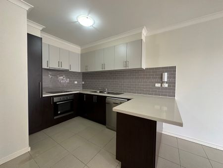 LARGE 1 BEDROOM APARTMENT - Photo 3