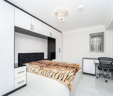 2 bedroom FlatApartment to rent in The Mall, London - Photo 3
