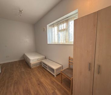 Studio Flat, High Road, IG1 - Photo 5