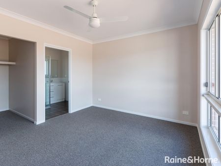 Well presented 4 bedroom family home - Photo 3