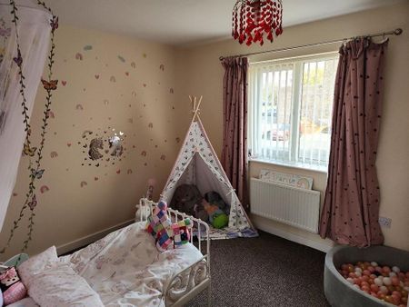 3 bedroom end of terrace house to rent - Photo 2