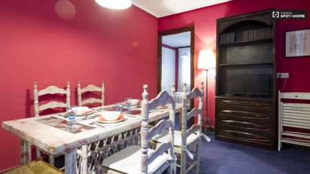 Double bed in Rooms for rent in 7-bedroom house in Abando, city center - Photo 4